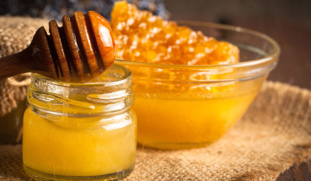 العسل الصافي والعسل الخام والفرق بينهما